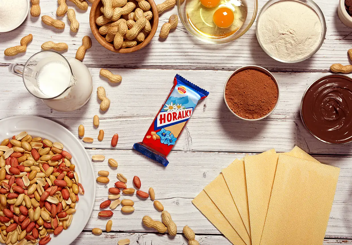 Suroviny na výrobu Horalek: arašídy, mléko, kakao a oplatkové pláty